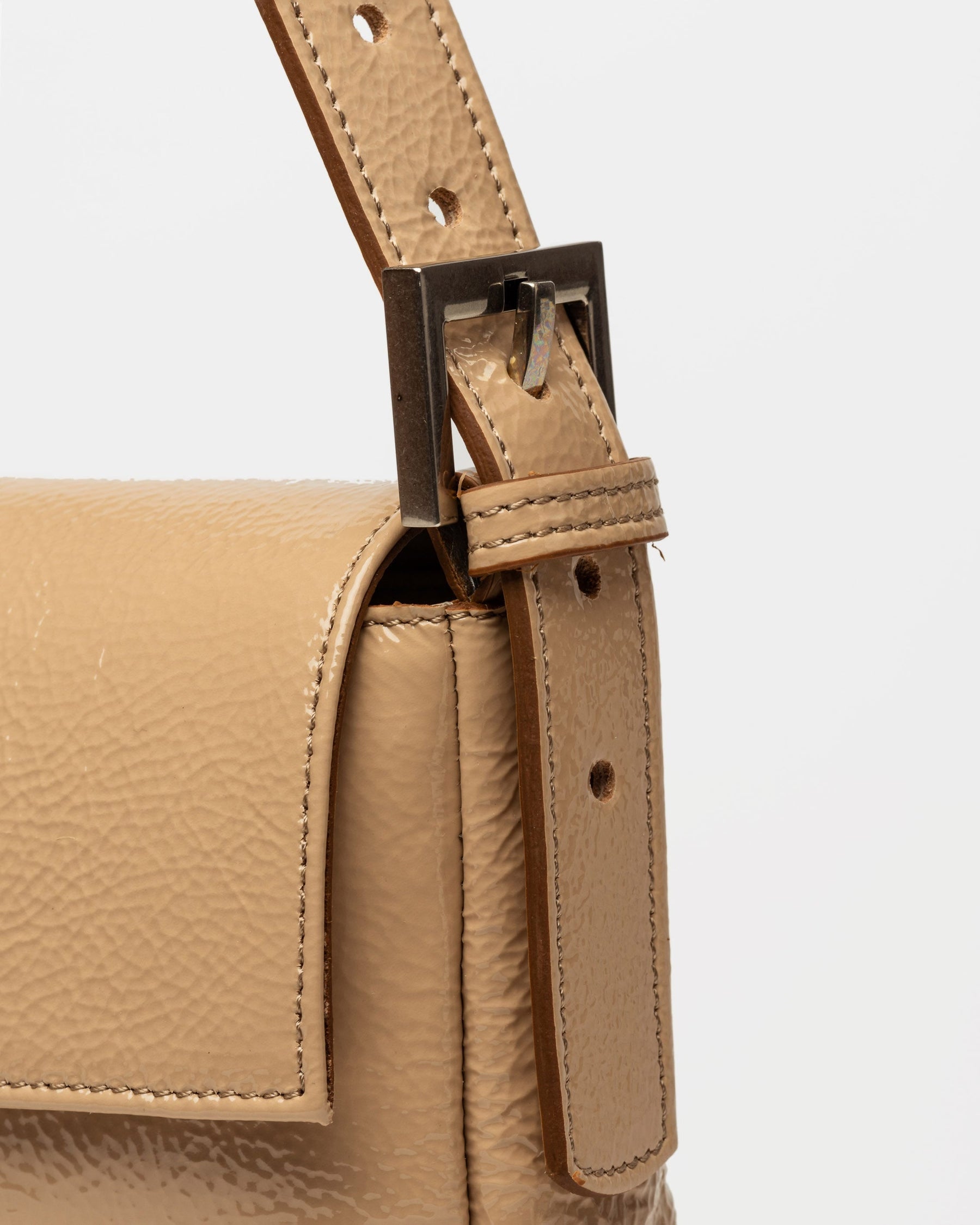 CARTERA AL HOMBRO NATURE EN CUERO CHAROL