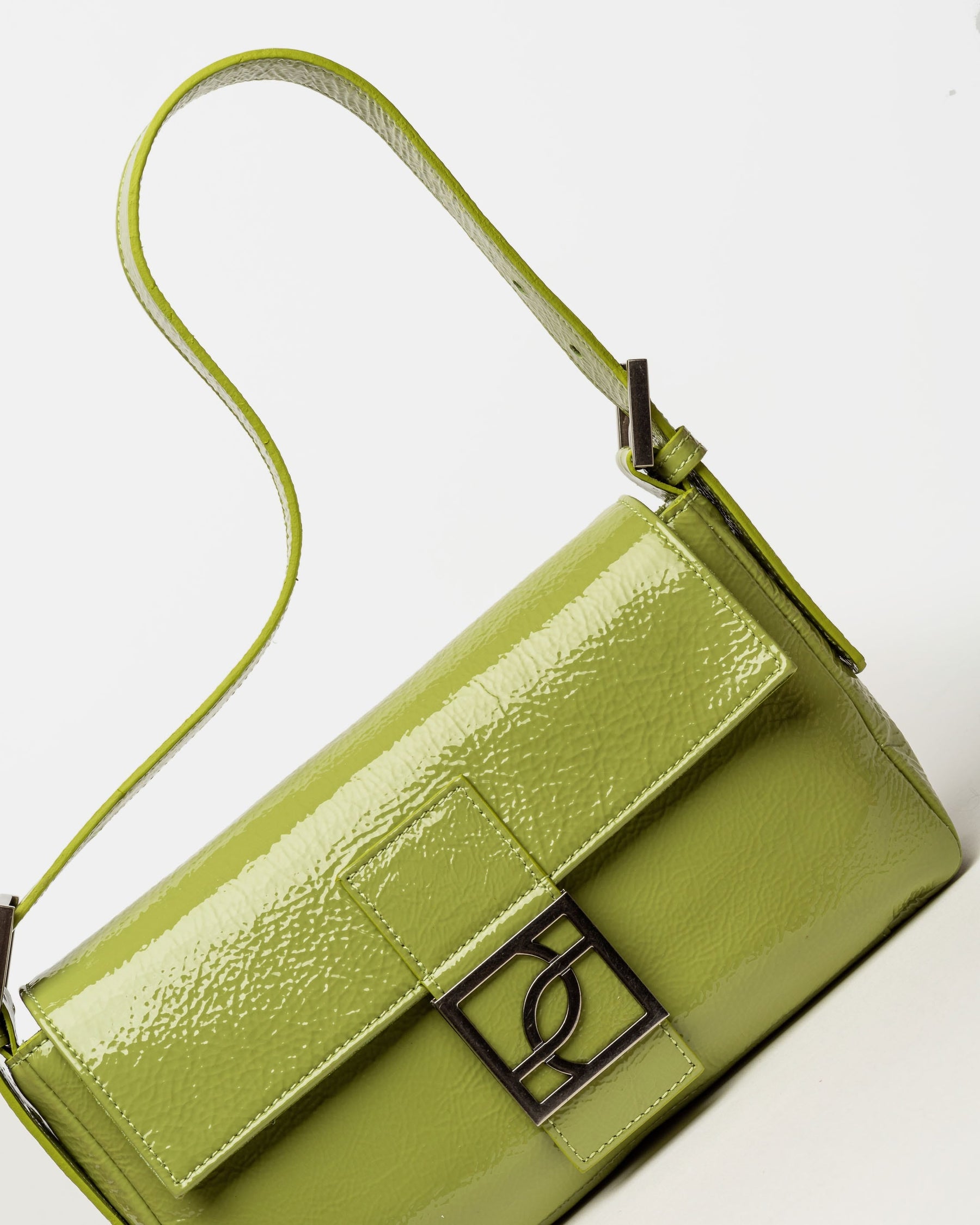 CARTERA AL HOMBRO NATURE EN CUERO CHAROL