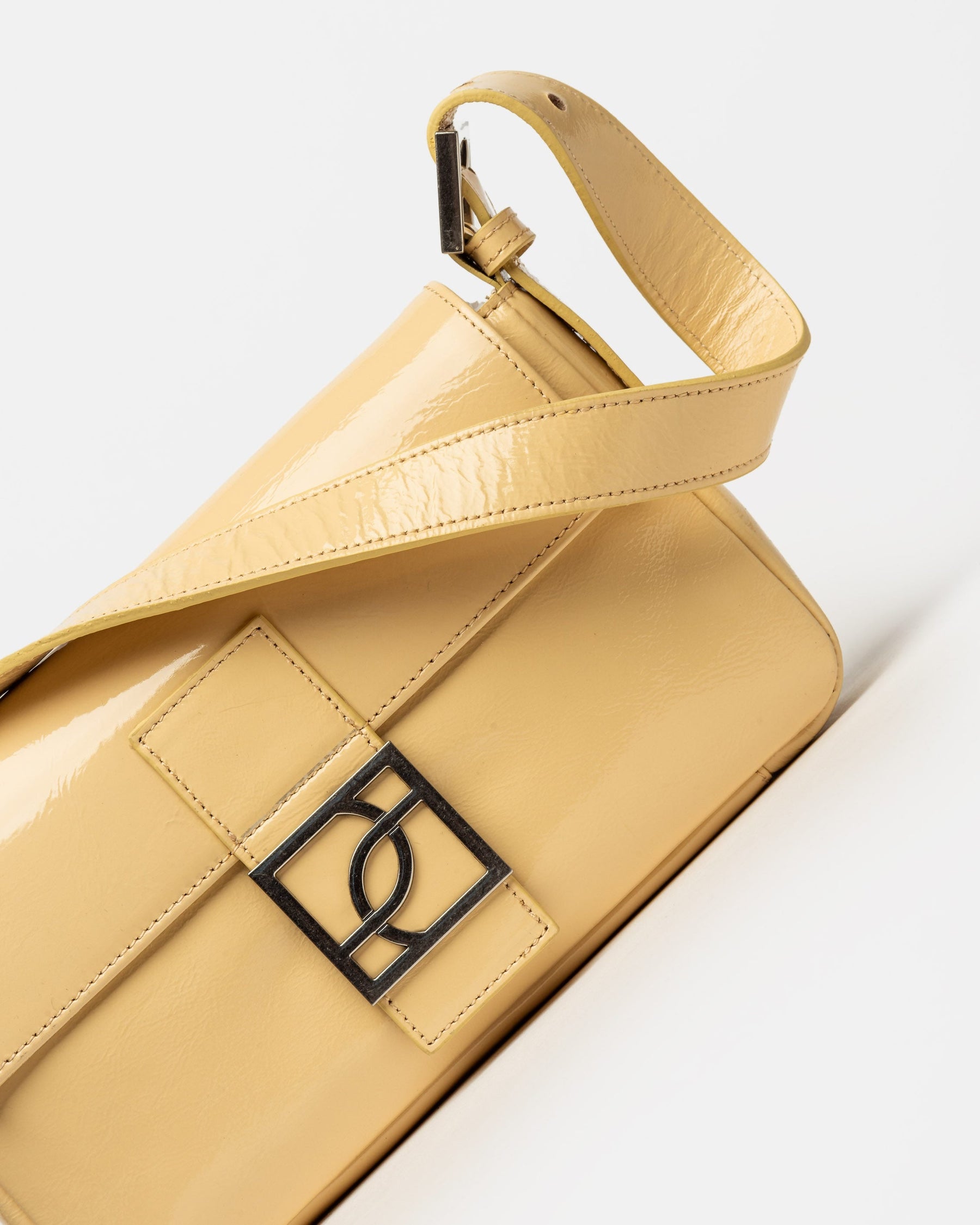 CARTERA AL HOMBRO NATURE EN CUERO CHAROL
