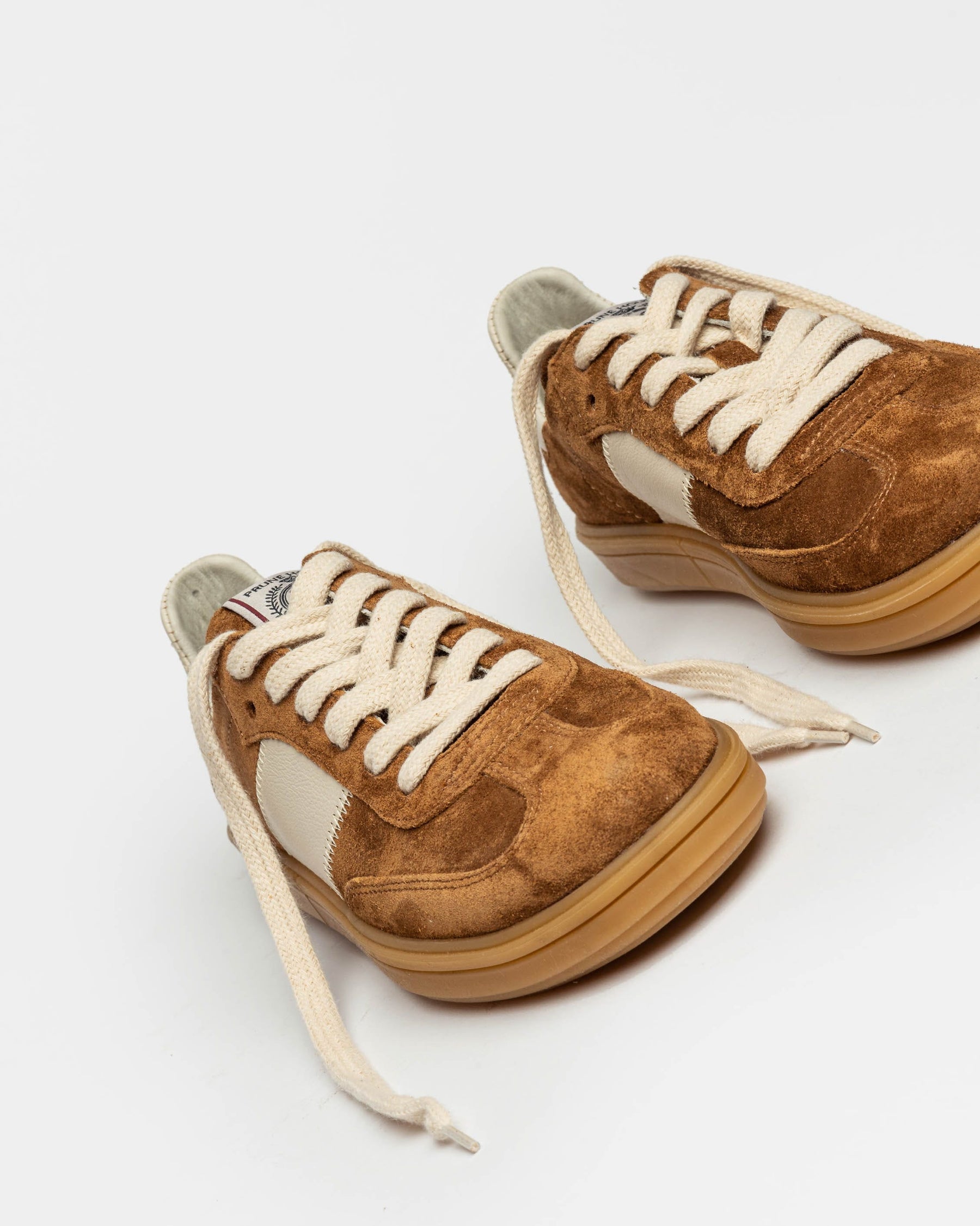 SNEAKER NALA EN GAMUZA