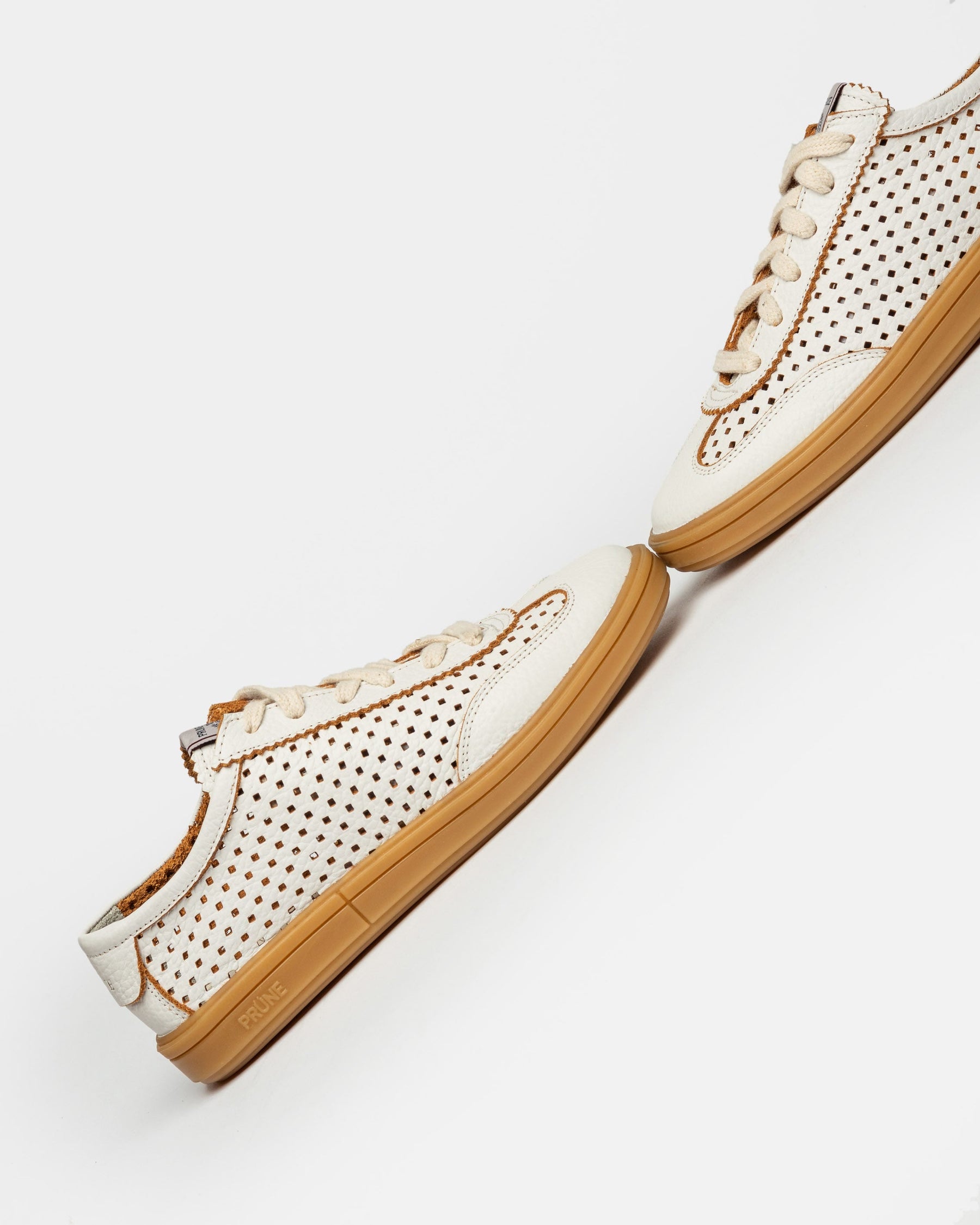 SNEAKER LONDRES EN CUERO GRANEADO