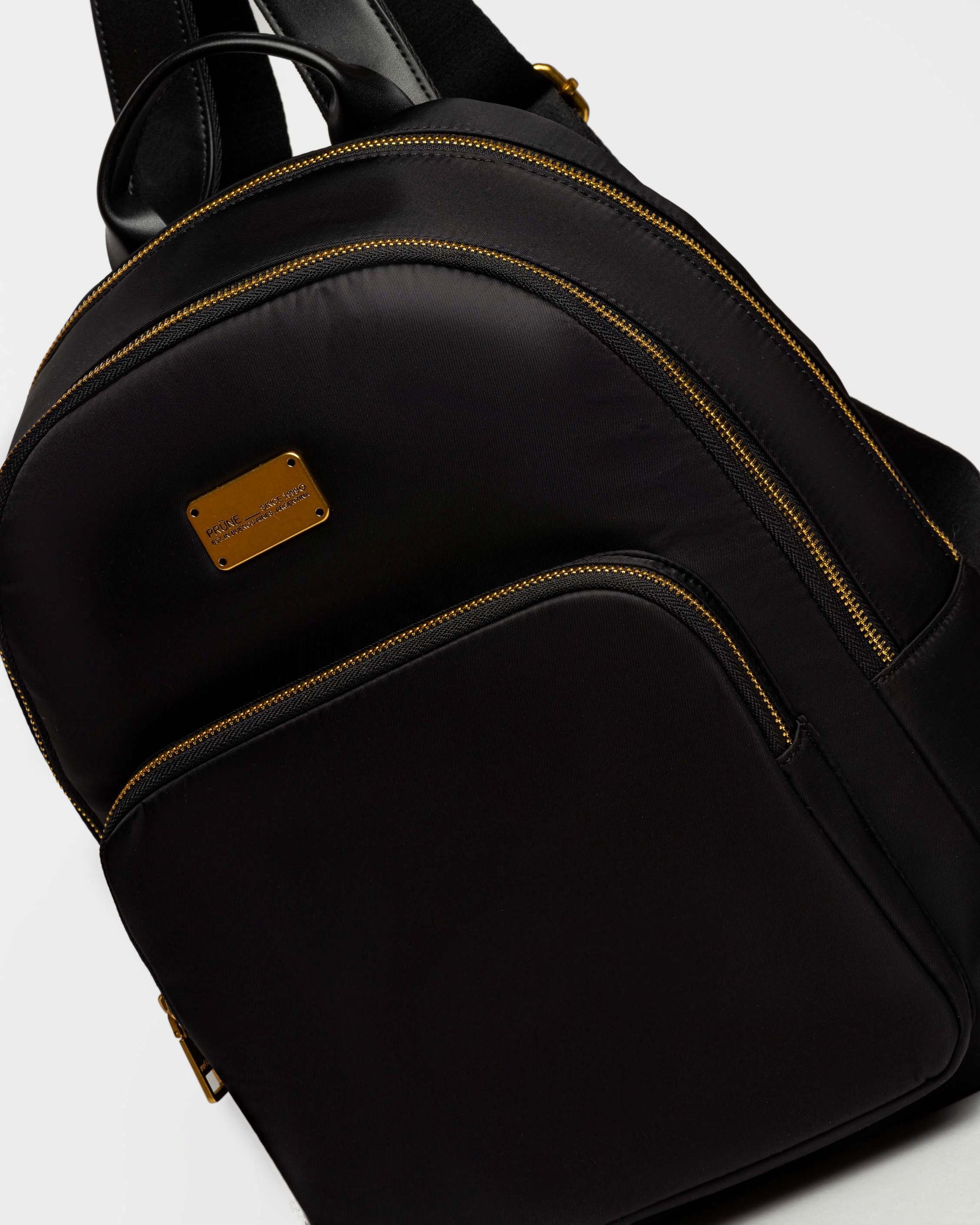 MOCHILA BRUNA EN NYLON