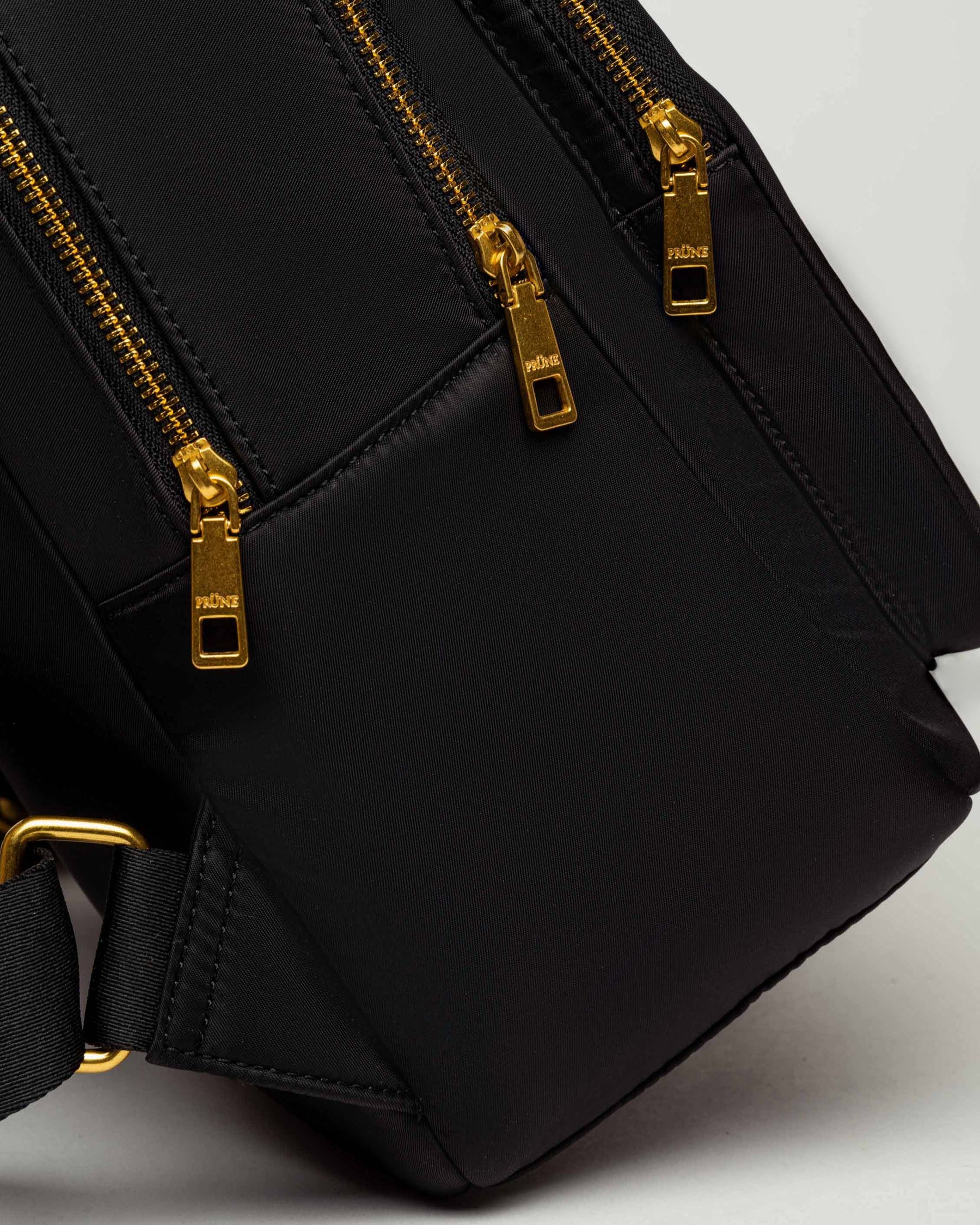 MOCHILA BRUNA EN NYLON