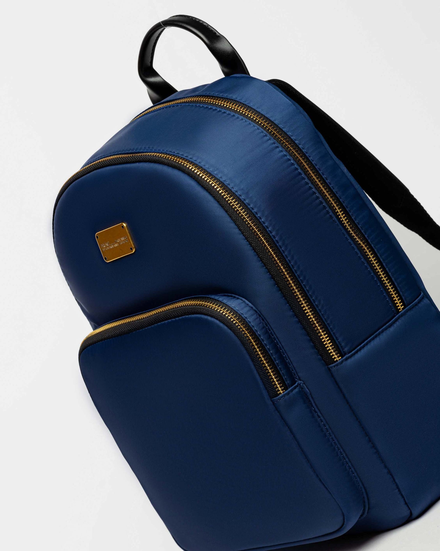MOCHILA BRUNA EN NYLON