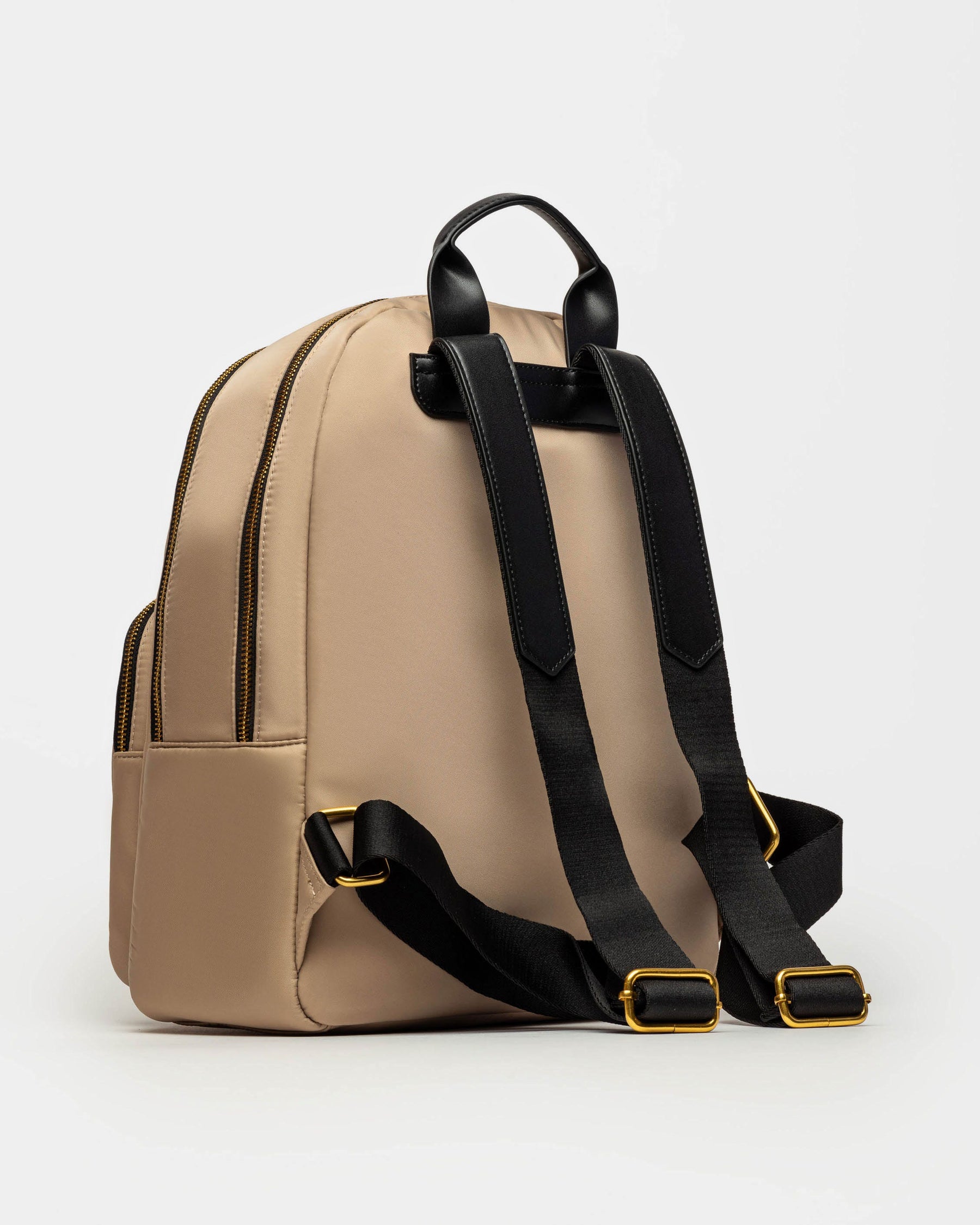 MOCHILA BRUNA EN NYLON