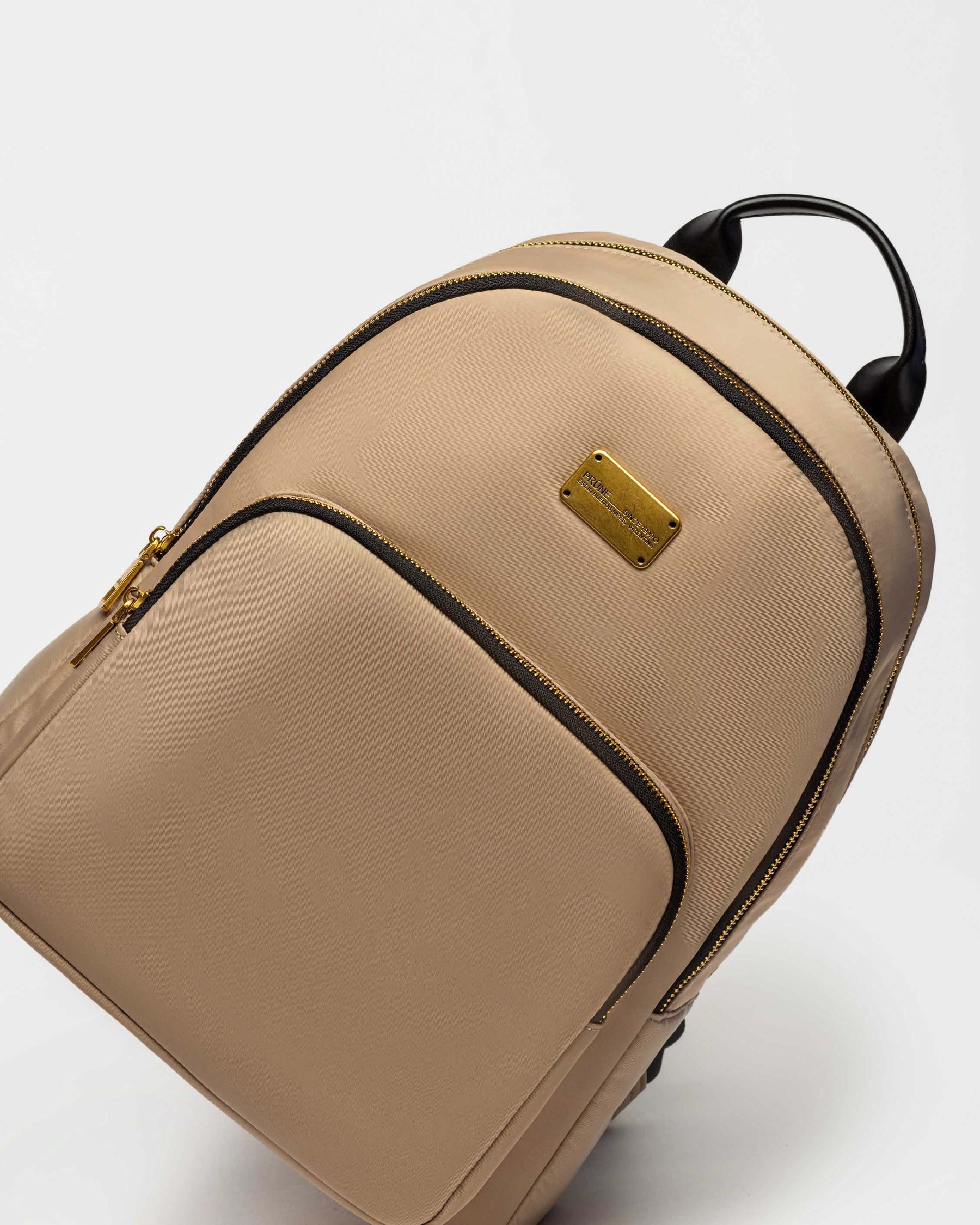 MOCHILA BRUNA EN NYLON