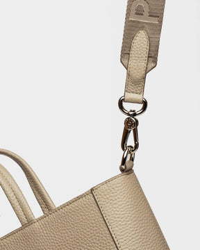 SHOPPER THE TOWN EN CUERO GRANEADO