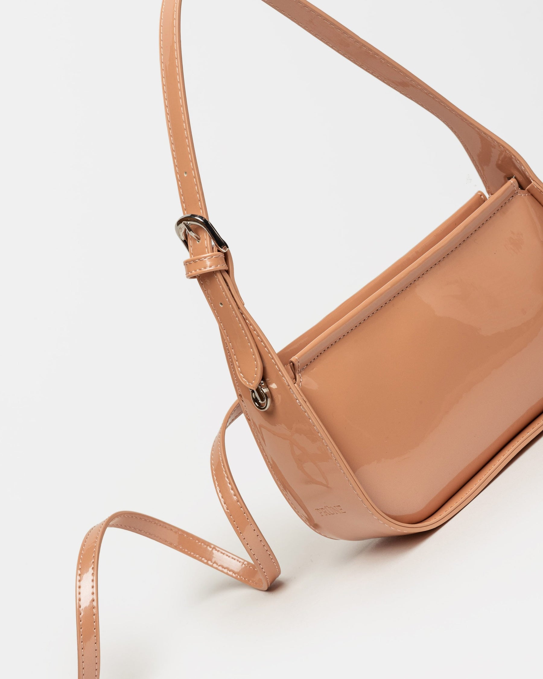 CARTERA AL HOMBRO LUV EN EFECTO CUERO CHAROL
