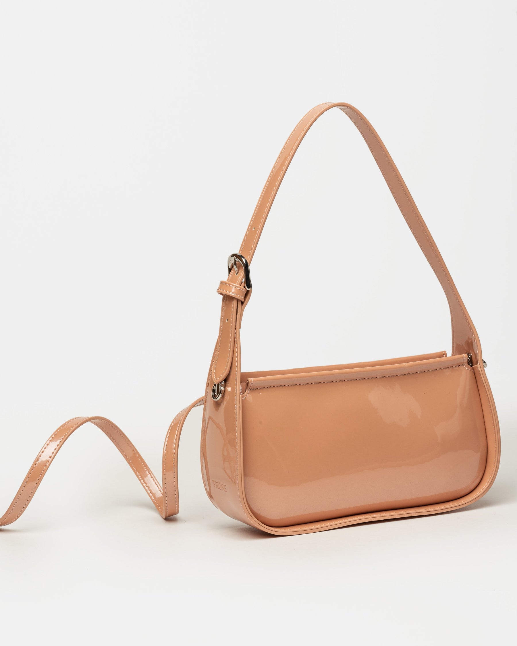 CARTERA AL HOMBRO LUV EN EFECTO CUERO CHAROL