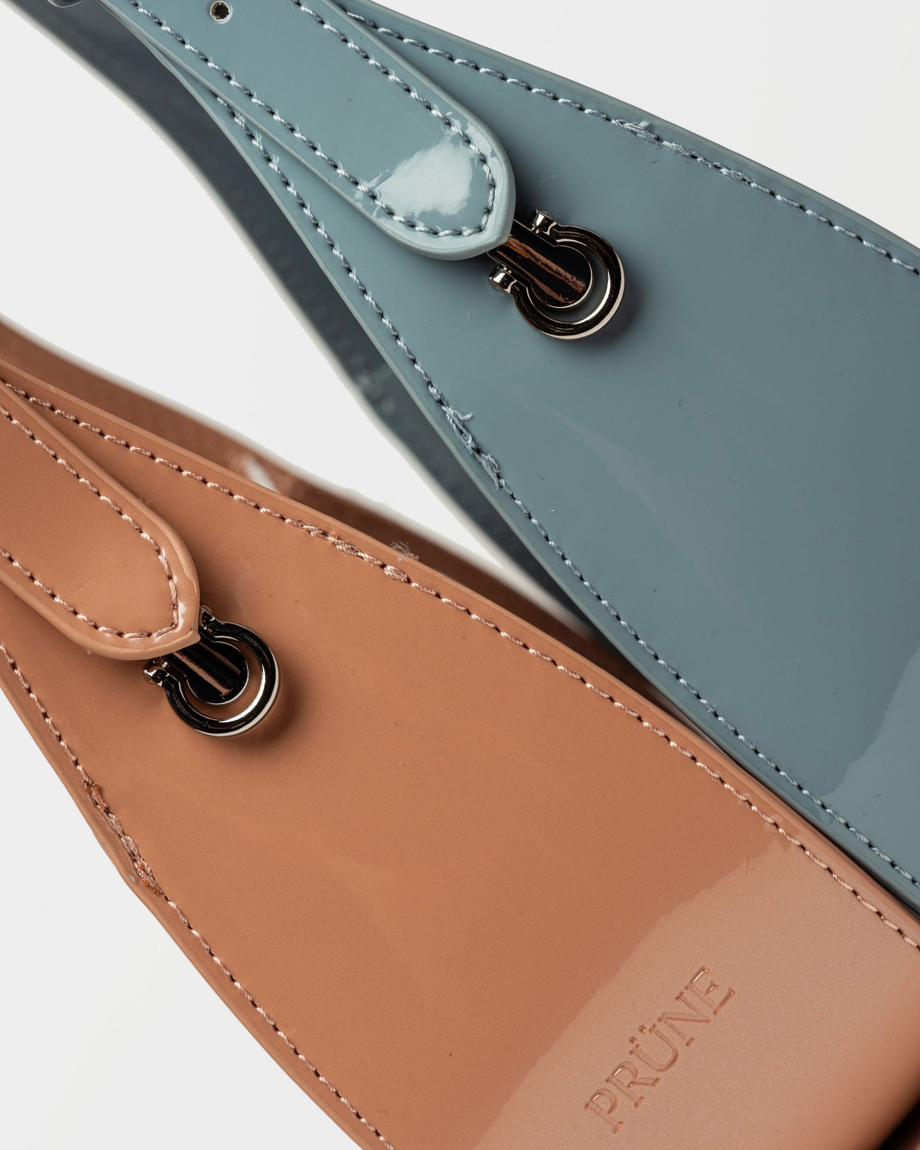 CARTERA AL HOMBRO LUV EN EFECTO CUERO CHAROL