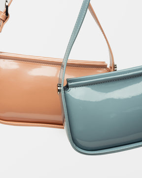 CARTERA AL HOMBRO LUV EN EFECTO CUERO CHAROL