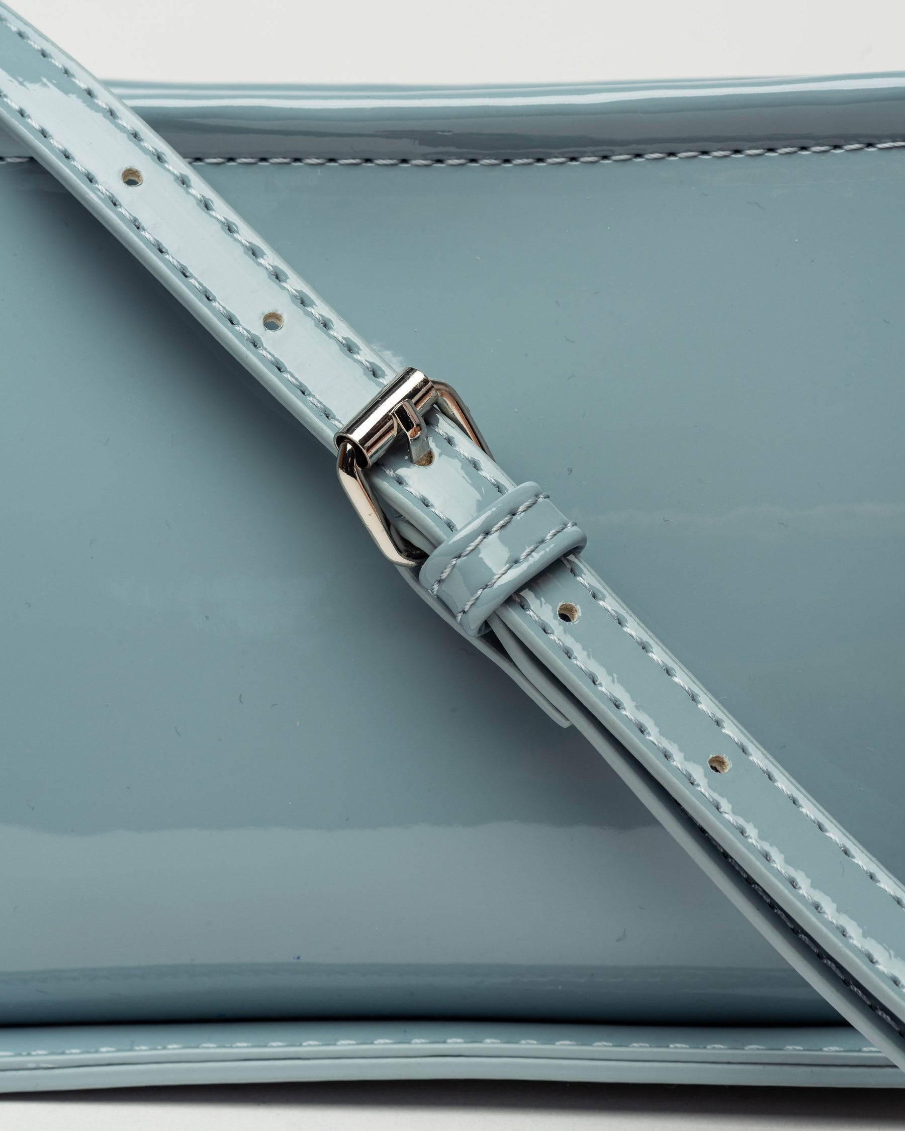 CARTERA AL HOMBRO LUV EN EFECTO CUERO CHAROL