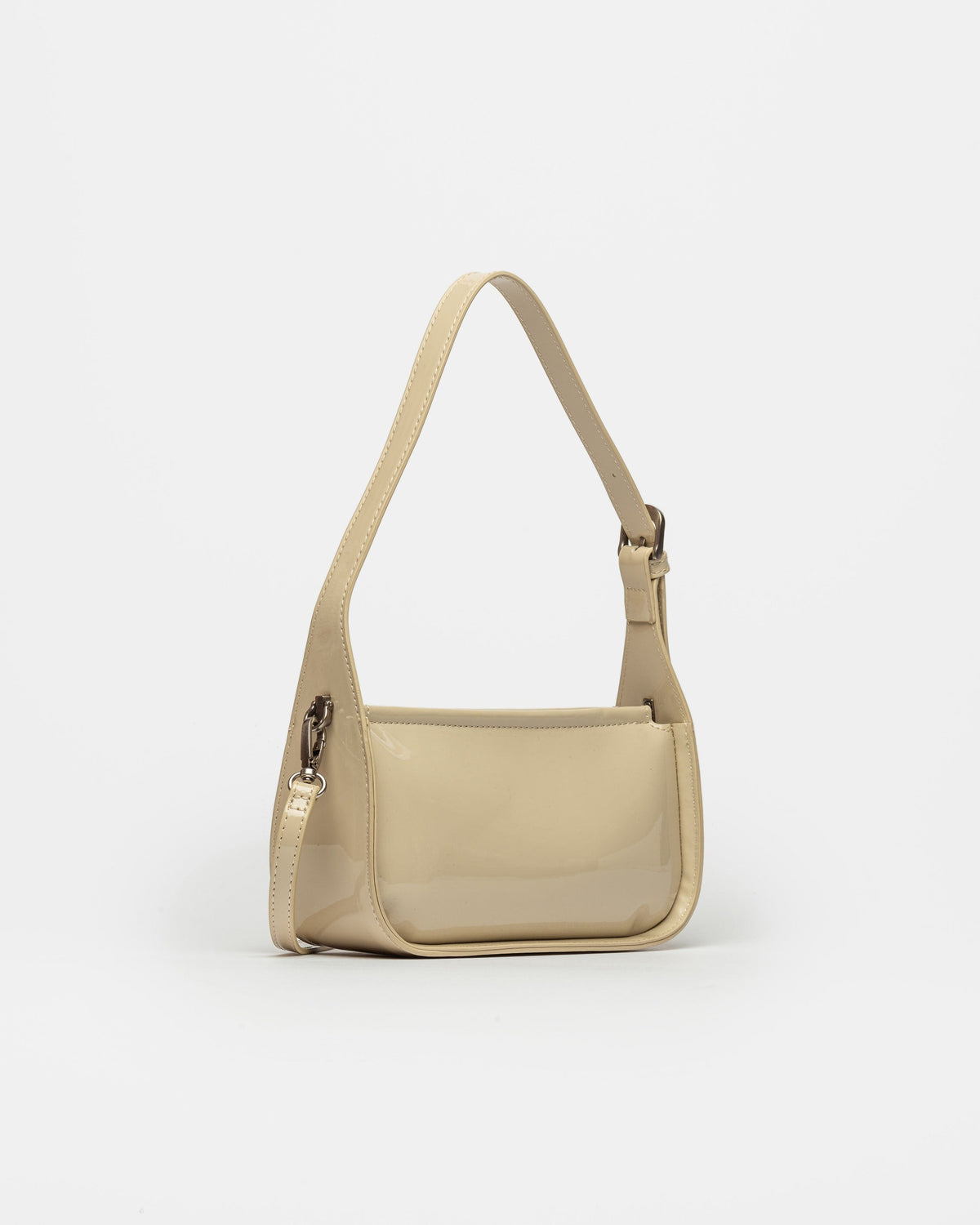 CARTERA AL HOMBRO LUV EN EFECTO CUERO CHAROL