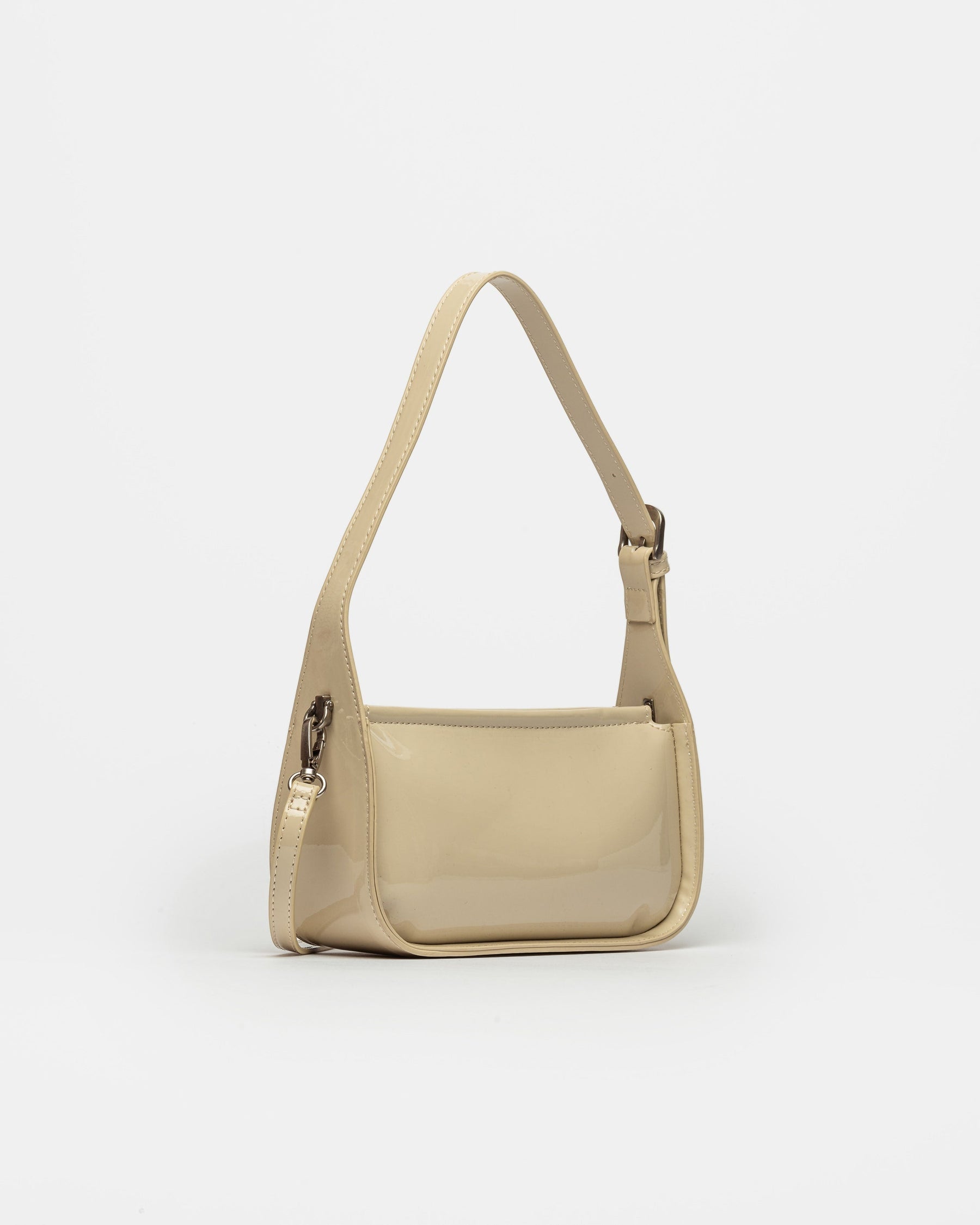 CARTERA AL HOMBRO LUV EN EFECTO CUERO CHAROL