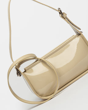 CARTERA AL HOMBRO LUV EN EFECTO CUERO CHAROL