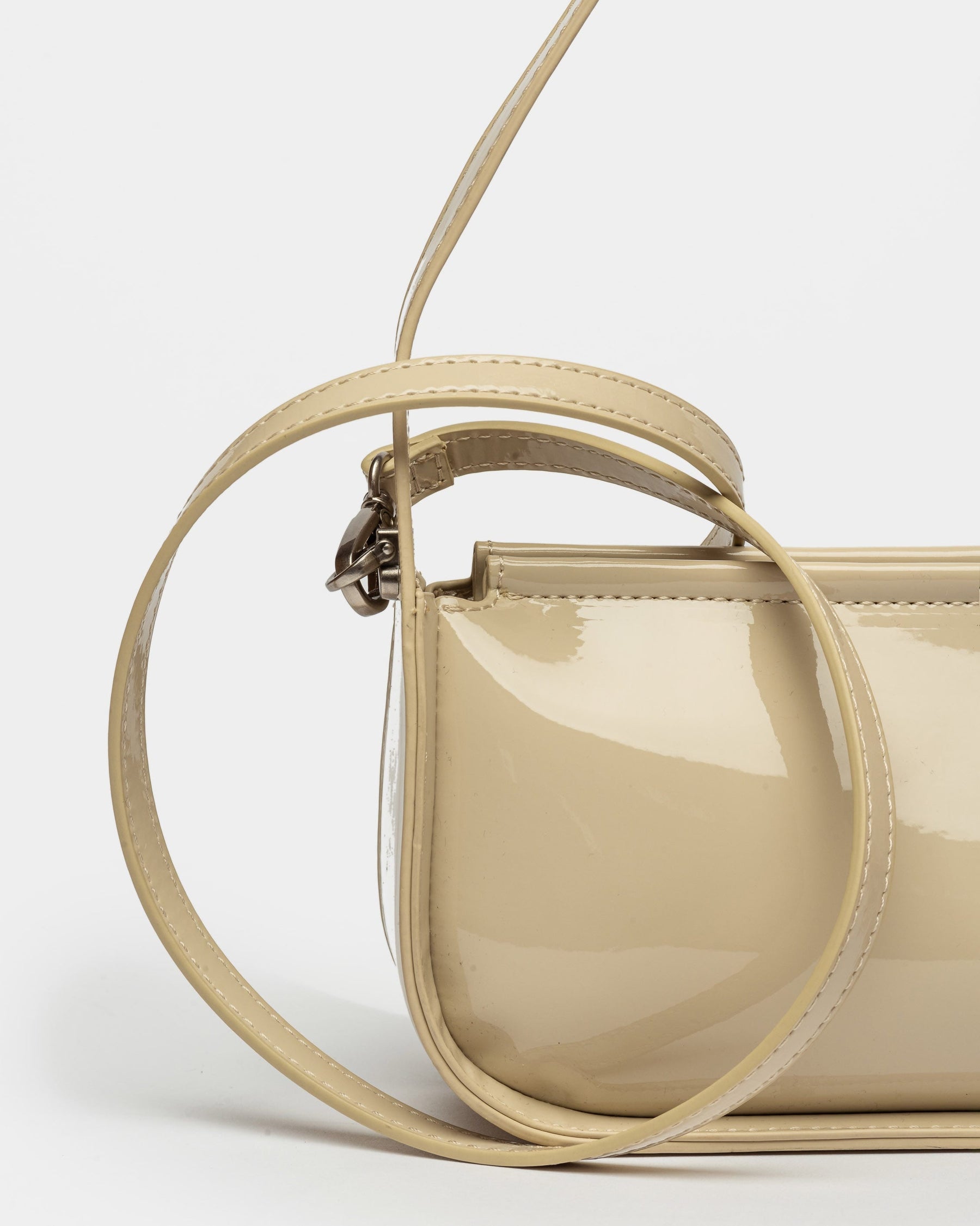 CARTERA AL HOMBRO LUV EN EFECTO CUERO CHAROL