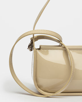 CARTERA AL HOMBRO LUV EN EFECTO CUERO CHAROL