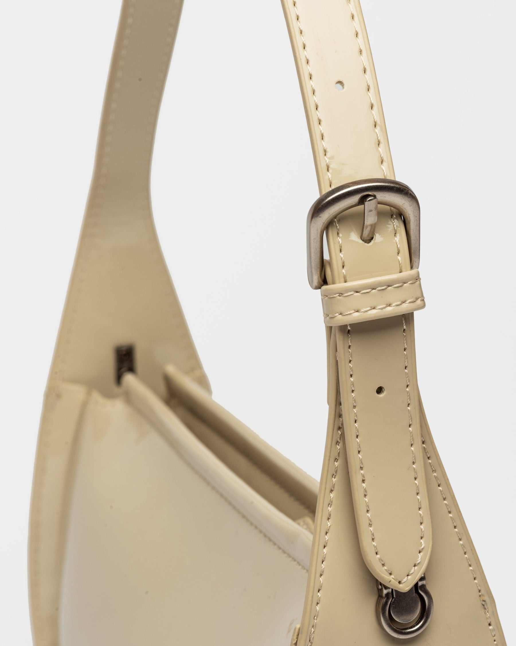 CARTERA AL HOMBRO LUV EN EFECTO CUERO CHAROL