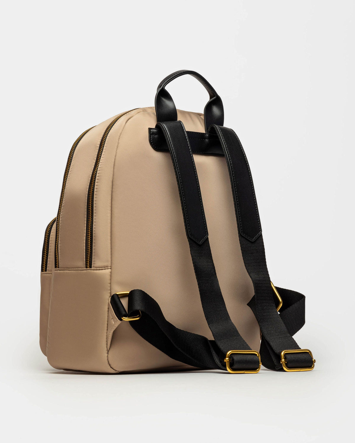 MOCHILA BRUNA EN NYLON