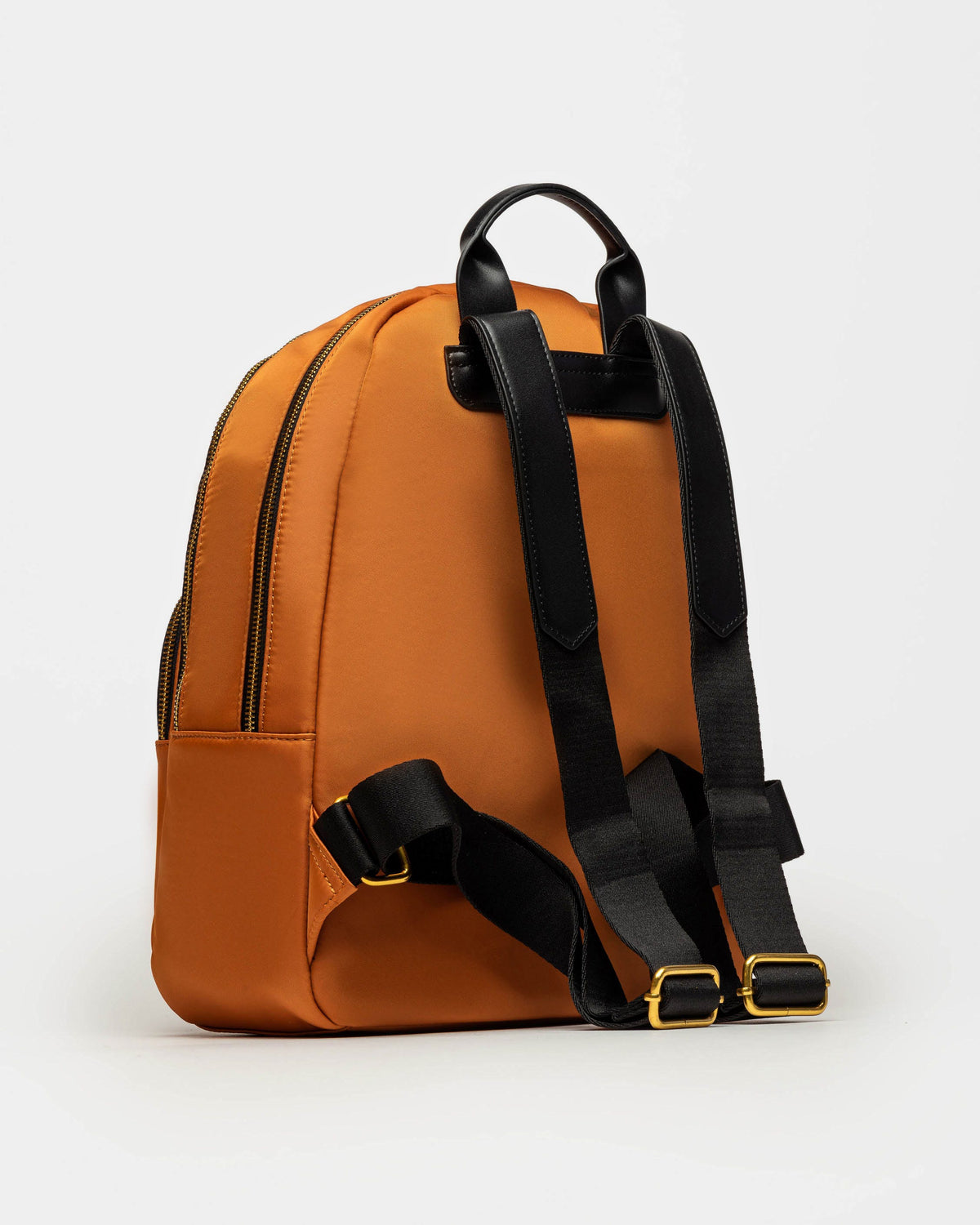 MOCHILA BRUNA EN NYLON